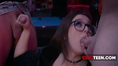play Petite Teen Leana Lovings en disfraz nerd se libera con stepesiquings