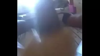 Reproducir En el cumpleaños número 18 de mia ella quería hacer su primera paja