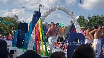 Reproducir Ezra kyle25 dallas hace el desfile del orgullo gay: chicos musculosos y strippers masculinos y más. visita los íconos en video y suscríbete a canales premium para ver más contenido sexy y videos completos. comparte este video también en todas las plataformas