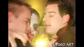Redare Petrecere sexuală homosexuală erotică cu băieți