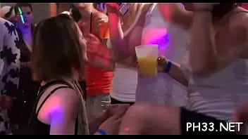 再生 多くの女性がペニスをしゃぶっている