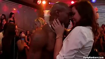 play Incroyable amatrice brune chaude embrasse sensuellement une strip-teaseuse noire tout en branlant sa grosse bite noire