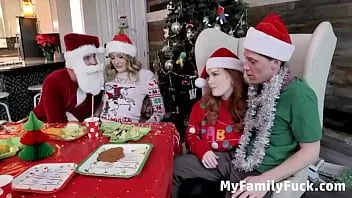 play クリスマスパーティーで義理の息子のチンポをしゃぶるママとパパのチンポをしゃぶる娘