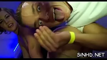 Reproduzir Mel quente está dando prazer explícito