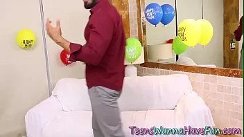 play Două târfe adolescente sunt furate în trei sensuri