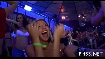 播放 美女不知道谁在操她们