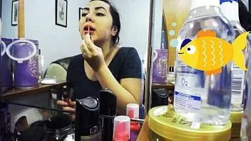 চালান শ্যামাঙ্গিনী পার্টি যাচ্ছে এবং আয়নায় boobs ম্যাসেজ