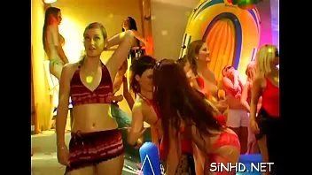 Oynat Ateşli kızların ve yakışıklıların vahşi ihtiyaçlarını harekete geçirmek