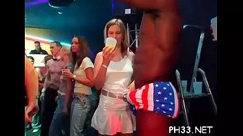 Oynat Dans pistinde bol miktarda toplu tecavüz
