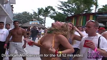 play Video rumahan pesta bartender eksklusif dengan banyak vagina