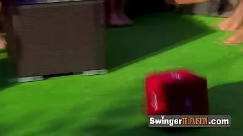 Jouer Rejoignez dès maintenant cette fête au bord de la piscine coquine et torride à la balançoire.