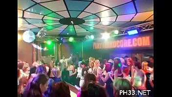 再生 ストリップを踊るコープと小娘の滴り落ち