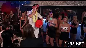 播放 大量的金发女郎吞没了运动员