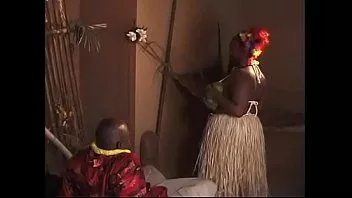 play A grande e linda mulher negra, sweett vellvett, com cabelo ruivo, grandes melões e uma enorme garagem, não resiste e gosta de cavalgar um enorme dong no wahoo