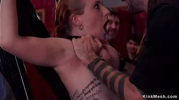 Abspielen Sexy Sklavin reitet Sybian auf Orgie-Party