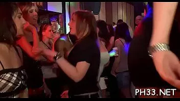 play Des salopes ont trouvé un petit monstre borgne dans un club