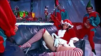 play Şahane esmer klasik şasi Daphne Rosen, üç Noel elfinin onu aletleriyle kandırmasından hoşlanıyor