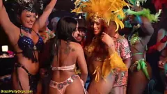 play Orgie de carnaval brésilien : DP extrême et sexe en groupe avec des filles interraciales en ébène