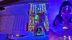 Abspielen Neon-Rave-Party: Die zierliche Teenagerin Anne Bonny wird im Schwarzlicht gefickt