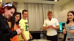 play المراهقون المتأرجحون يحتفلون بالعام الجديد مع العربدة البذيئة