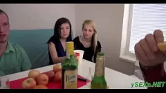 play Une ado blonde européenne se fait défoncer