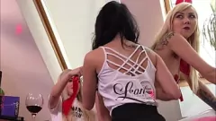 Jouer Factures candides Upskirt de filles de fête excitées avec des chattes serrées et des culs parfaits