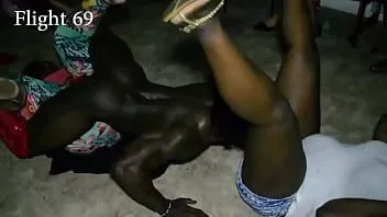 Reproducir Fiesta de cumpleaños privada con vuelo 69