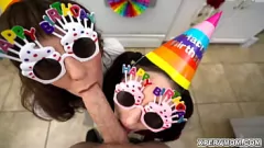 Reproduzir Veja como a deslumbrante MILF Melody Mynx e a sedutora Tifa Quinn se unem para dar a Conor o melhor presente de aniversário, um trio selvagem que vai deixar você sem fôlego.