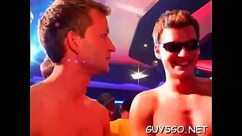 Redare Tânăr homosexual care se bucură