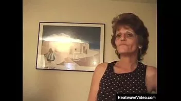 Jouer Douce vieille grand-mère baise et pipe dans la chambre
