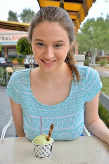 قناة Ellie Wild